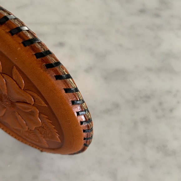 Leather hand tooled change purse with flower and acorn design - Picture 3 of 6